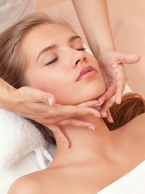 Các bước massage mặt đơn giản cho khuôn mặt Vline kiểu Hàn Quốc